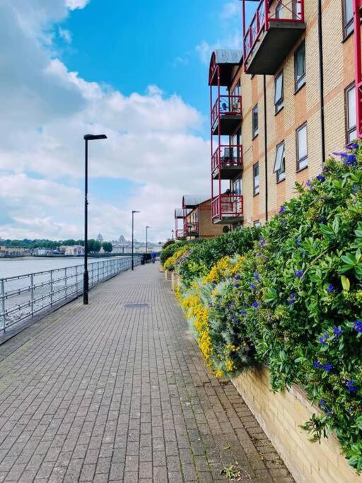 Bright &Spacious One Bedroom Flat Off Canary Wharf 伦敦 外观 照片